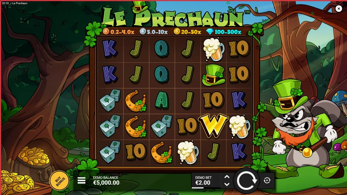 O personagem guaxinim ranzinza do slot Le Prechaun em um cenário de floresta irlandesa.